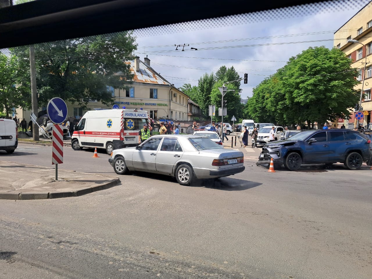 На перехресті у Львові трапилась ДТП за участі поліцейського авто: травмовано семеро людей (ВІДЕО)