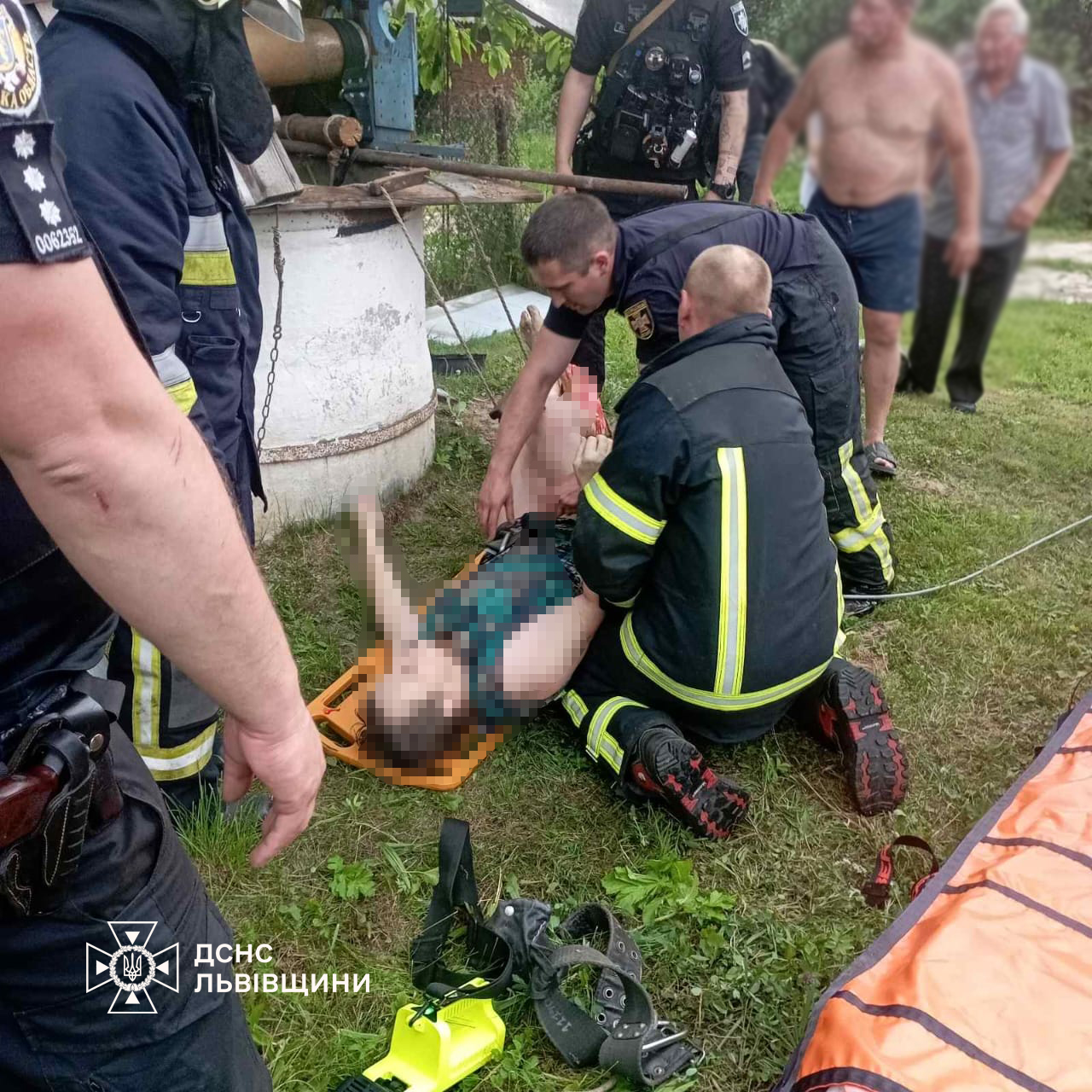 На Дрогобиччині жінка впала в 15-метрову криницю