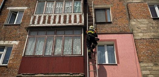 На Червоноградщині 2-річна дитина закрила матір на балконі