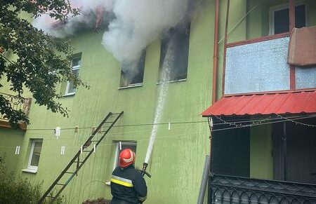 У Винниках більше 20 вогнеборців гасили пожежу в будинку
