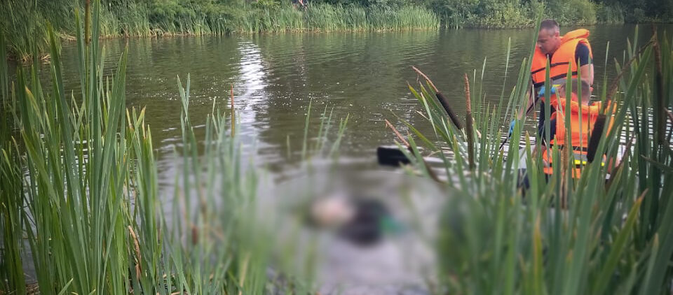 Жінка потонула в озері у Новому Роздолі: її особу встановлюють