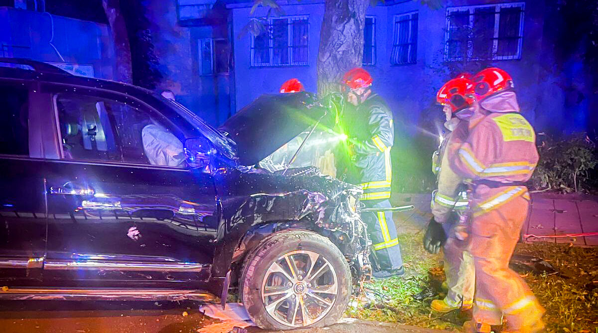 У Львові після ДТП загорівся позашляховик Toyota Land Cruiser