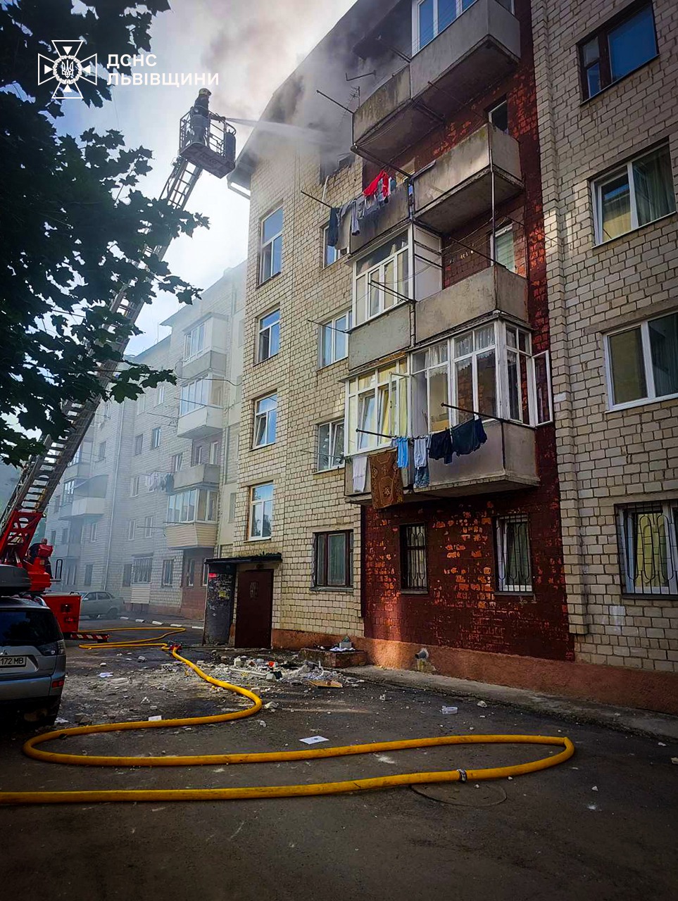 У Стрию горіла квартира: надзвичайники врятували 3 людей і собаку