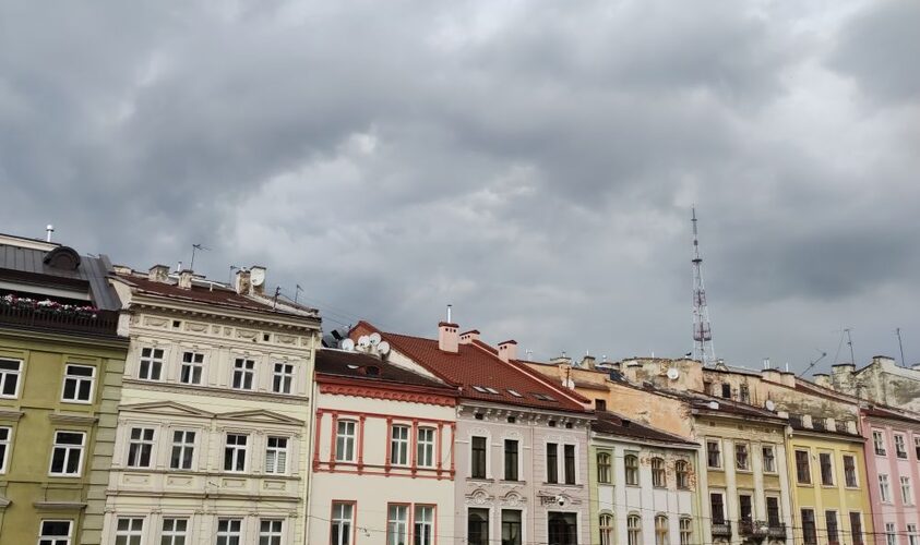 Гроза та дощ: синоптики попередили про погіршення погоди