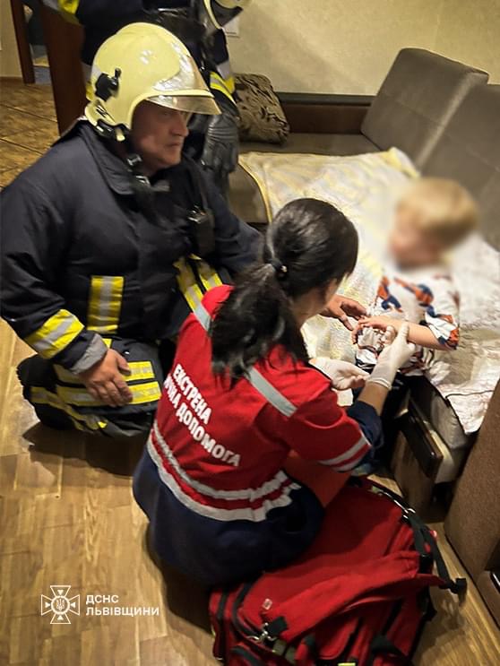 Застряг у меблевій завісі: у Дрогобичі врятували палець 3-річній дитині