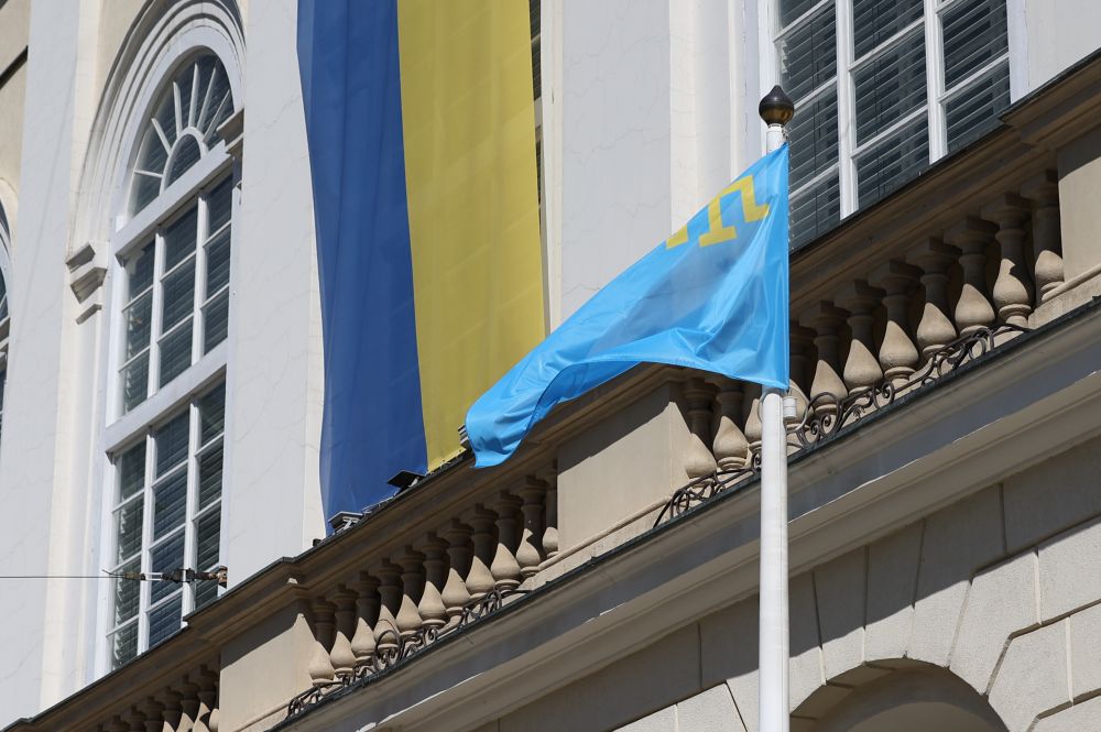 У Львові біля Ратуші підняли кримськотатарський прапор