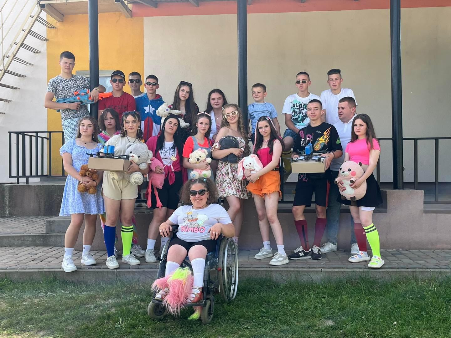 В селі на Яворівщині випускники і педагоги за декілька годин зібрали кошти на 2 FPV-дрони для Захисників
