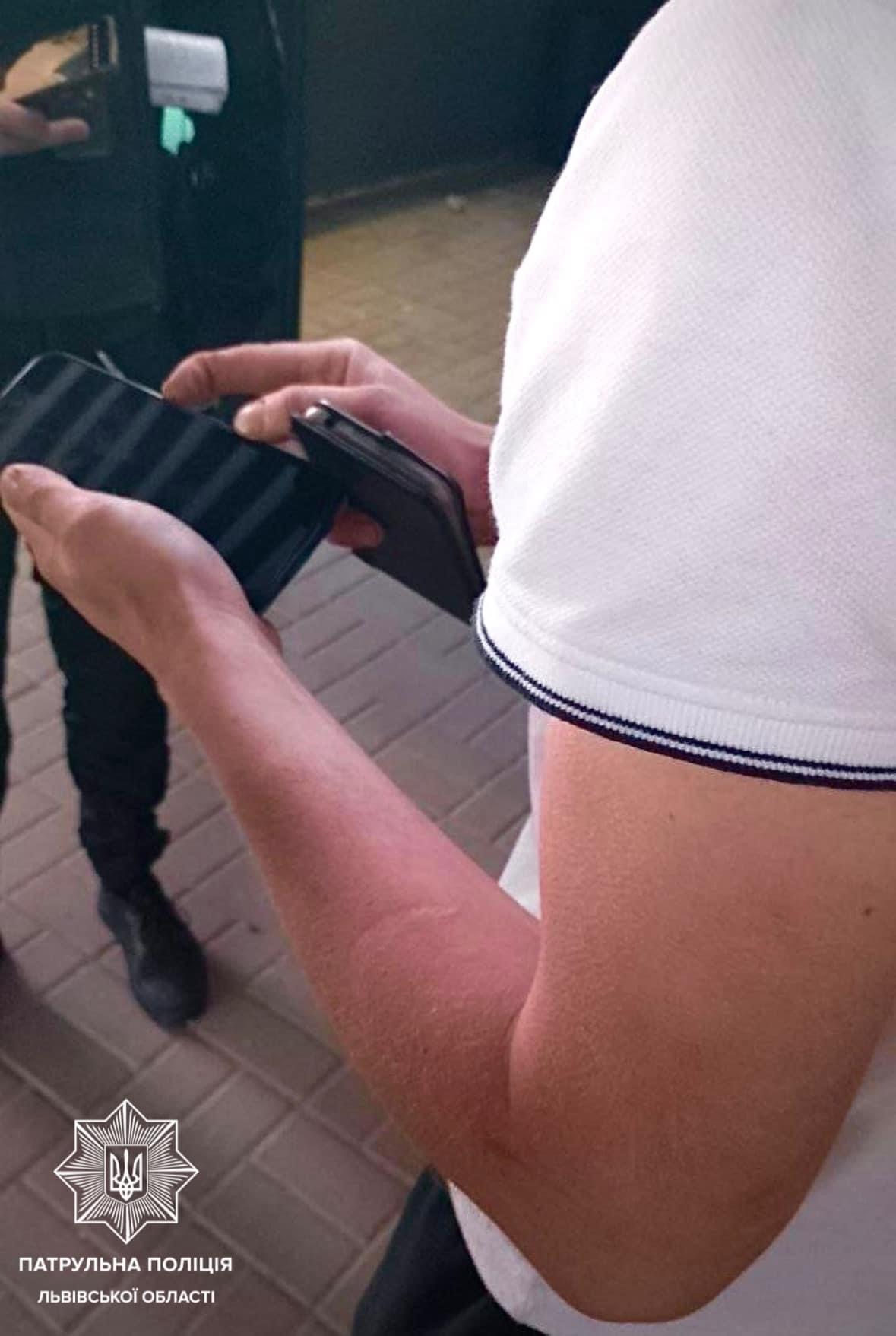 У Львові патрульні затримали 28-річного чоловіка, який вкрав телефон