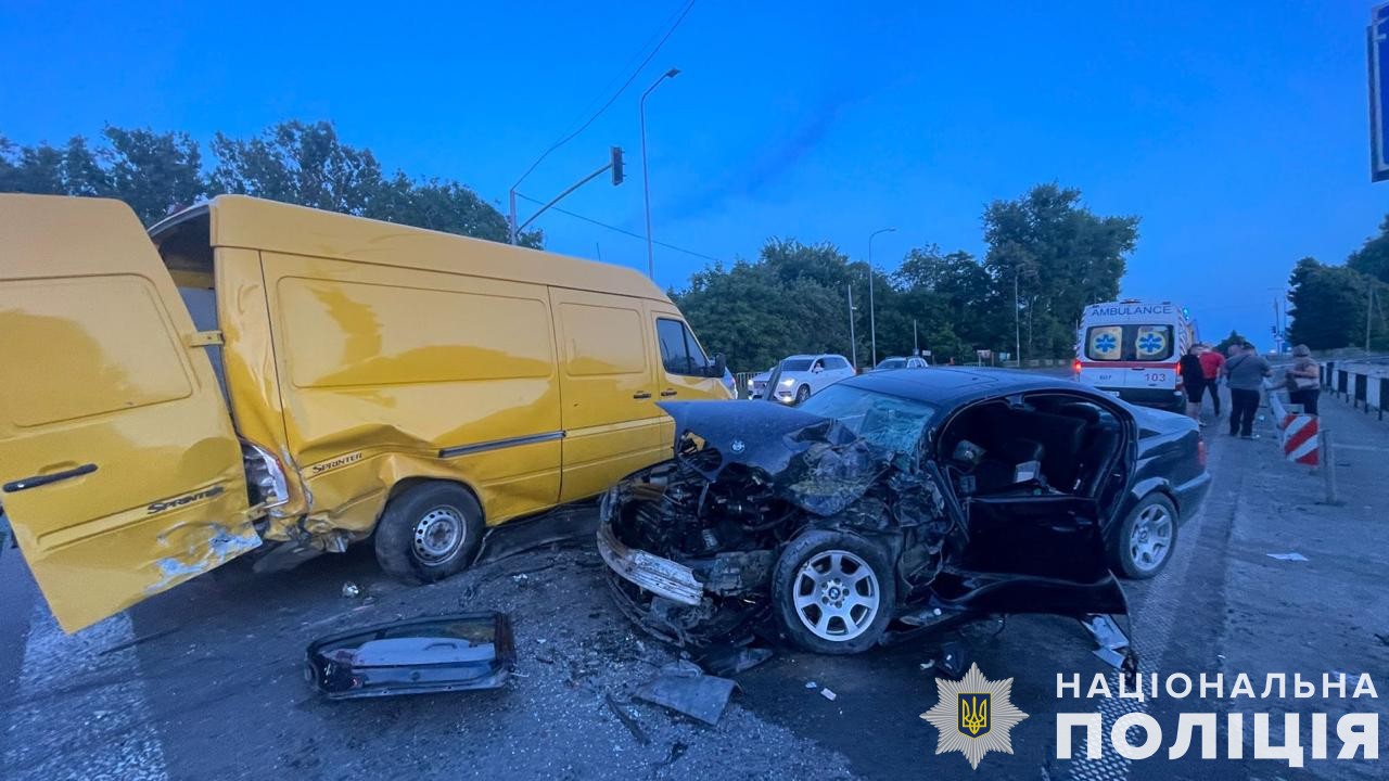 Водій BMW потрапив в реанімацію після ДТП з мікроавтобусом на трасі Київ – Чоп