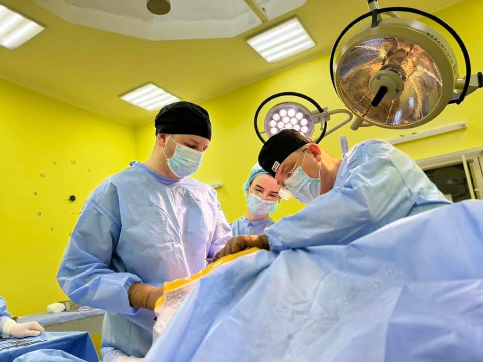 Львівські лікарі допомогли 38-річній жінці, яка пошкодила коліно, працюючи на городі