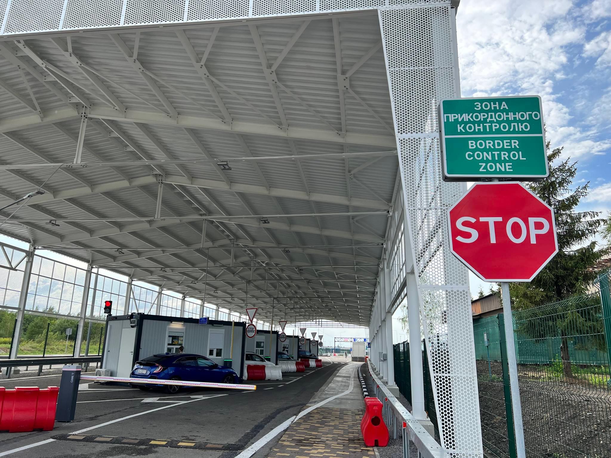 У ПП “Краківець” 45-річна черкащанка намагалась за хабар у майже 3500 грн вивезти свого сина