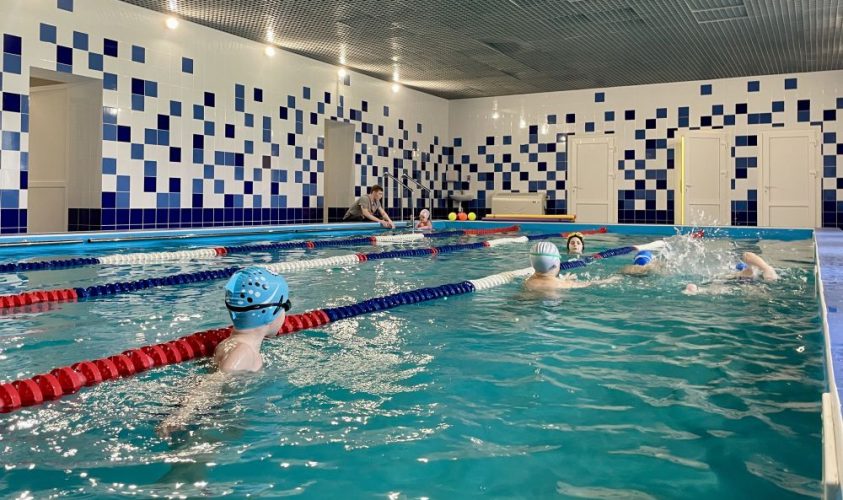 У 17 школах Львова під час літніх канікул діти зможуть безкоштовно займатись плаванням: як зареєструватись