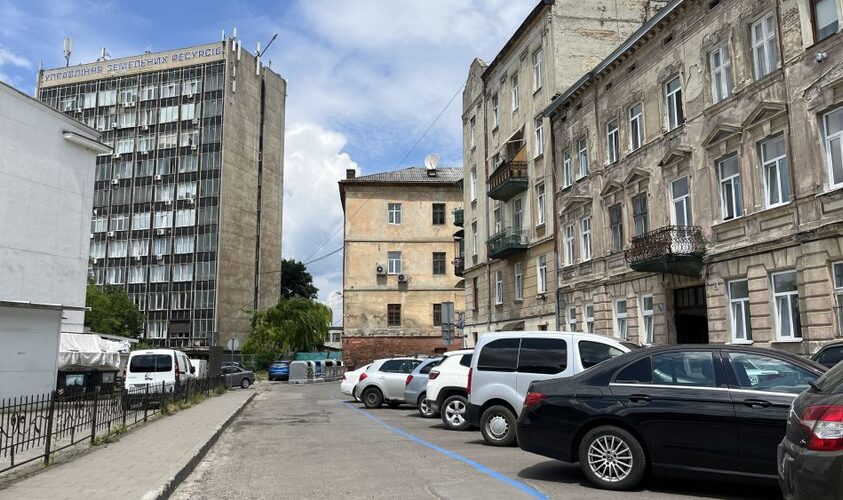На одному з майданчиків у центрі Львова облаштували додаткові паркомісця