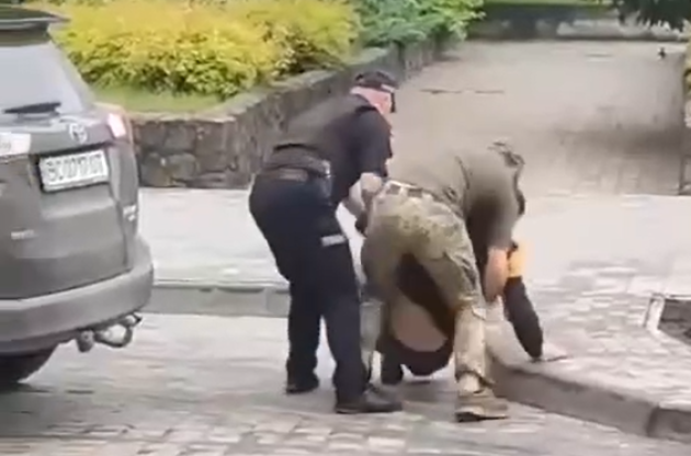 Двічі тікав, третій раз не вийшло: у Львівському ТЦК прокоментували жорстоке затримання чоловіка у Бродах