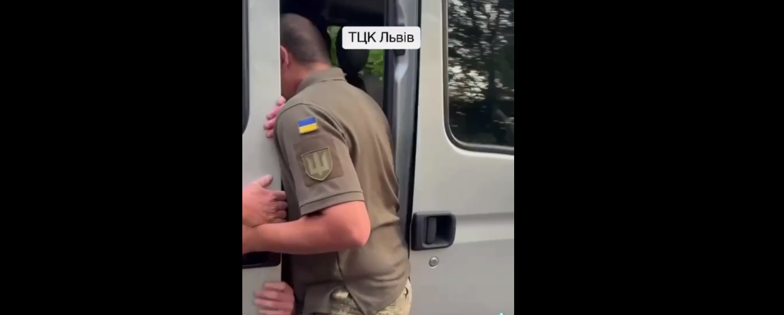 Конфлікт з ТЦК у Львові: чоловіка силою утримували в мікроавтобусі, щоб вручити повістку (ВІДЕО)