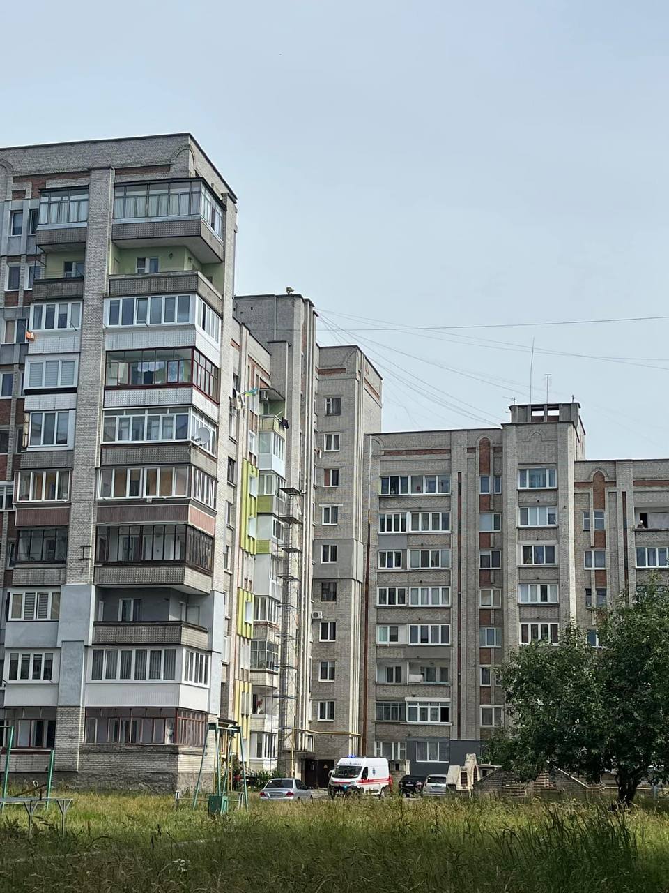 В Червонограді з сьомого поверху впав 37-річний робітник: чоловік загинув на місці