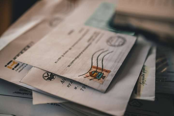 У селі на Золочівщині начальниця відділення пошти обікрала людей на 120 тисяч гривень