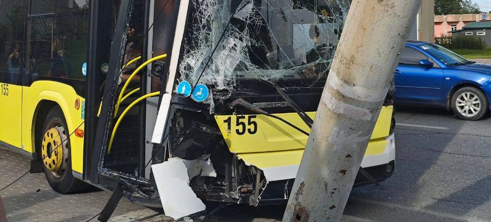 У Львові тролейбус врізався в стовп: шестеро людей постраждали, серед яких дитина (ВІДЕО)
