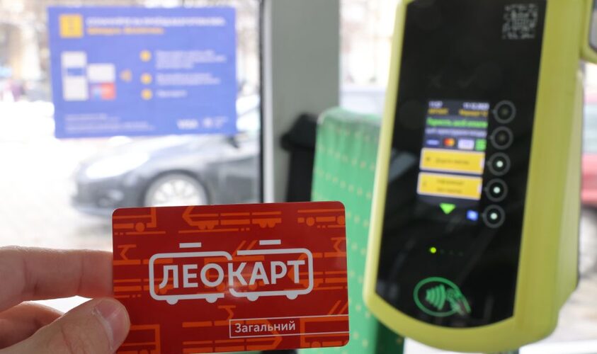 У громадському транспорті Львова пенсіонерам за віком та людям з інвалідністю 3 групи встановили ліміт на безоплатні поїздки