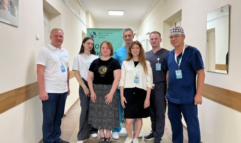 Львівські лікарі зробили 36-річній жінці пластику грудей після онкології