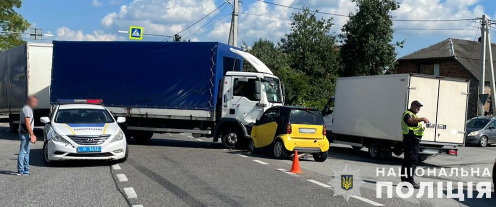На Львівщині не розминулися фура і Smart: водійку легковика госпіталізували