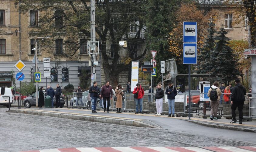У Львові ще одна зупинка громадського транспорту стане безбар’єрною: деталі