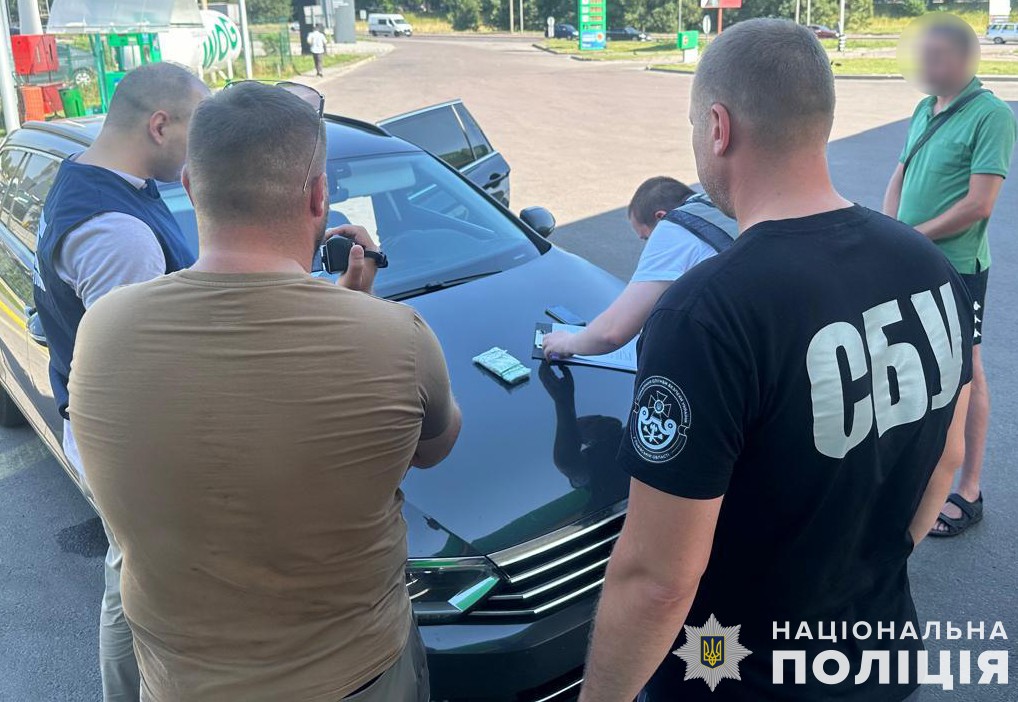 За 12 тисяч євро переправляв ухилянта як музиканта : на Львівщині викрили 38-річного організатора схеми