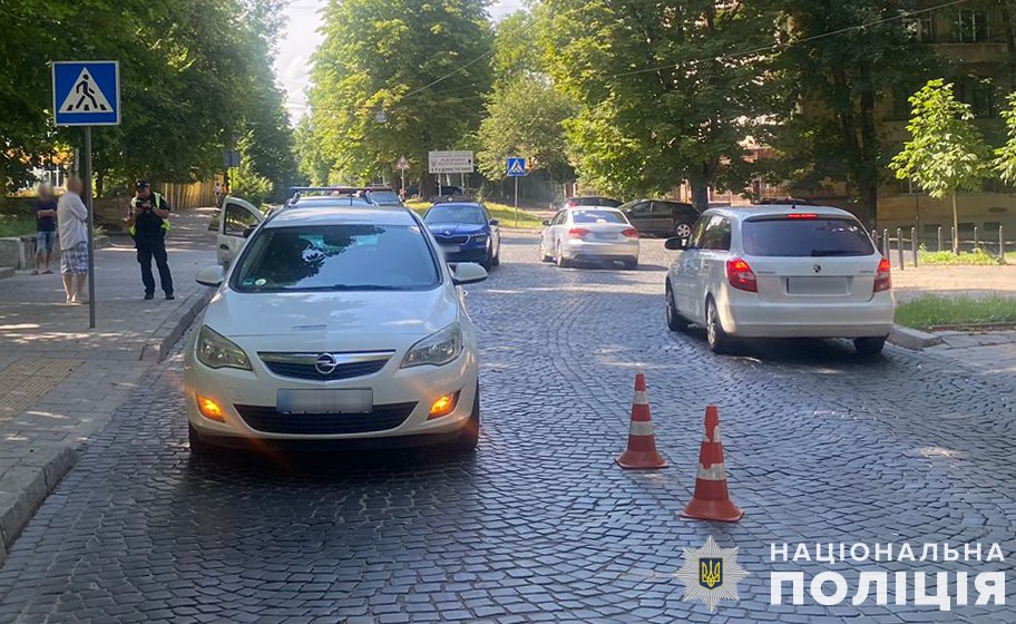 У Львові водій легковика збив на переході літню жінку