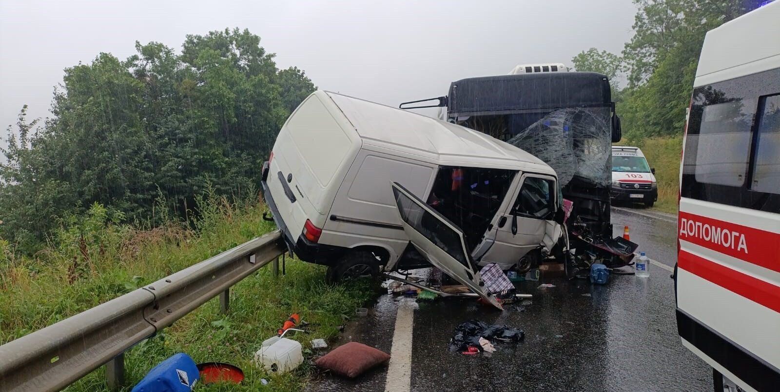 Двоє чоловіків травмувалися в ДТП автобуса і мікроавтобуса в селі Червоне