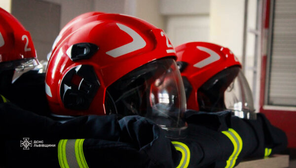 У Стрию медики допомогли чоловіку, який впав в яму