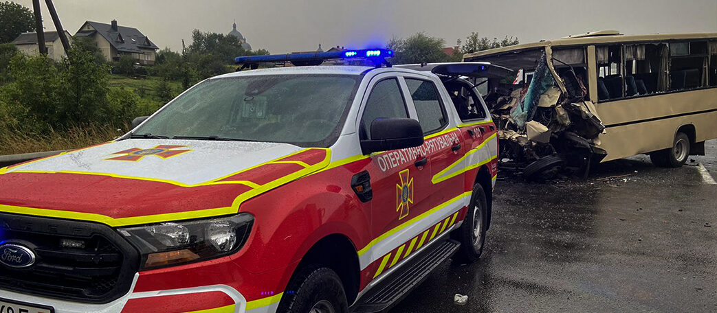 В Давидові біля Львова вантажівка зіткнулась з маршруткою: є постраждалі