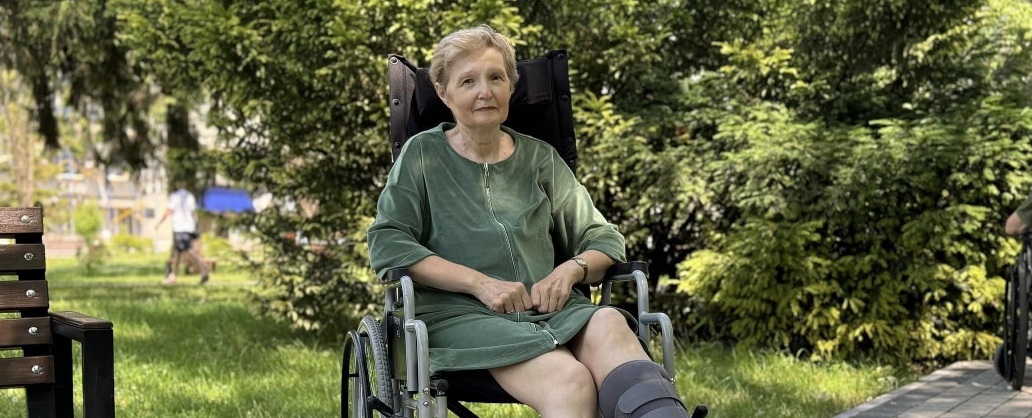 Впала з драбини, коли рвала вишні: львівські медики провели надскладну операцію 68-річній жінці