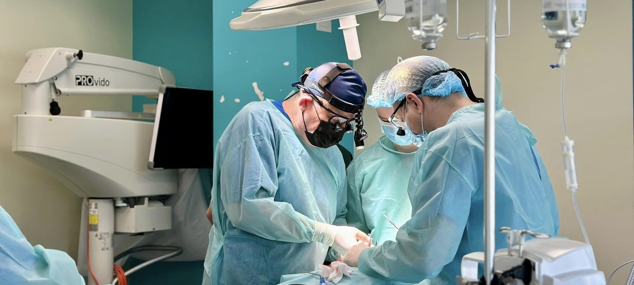 У працівника Лікарні Святого Пантелеймона виявили рідкісну пухлину на сонній артерії