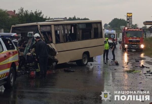 Четверо загиблих та семеро травмованих: поліцейські розслідують масштабну ДТП на Львівщині