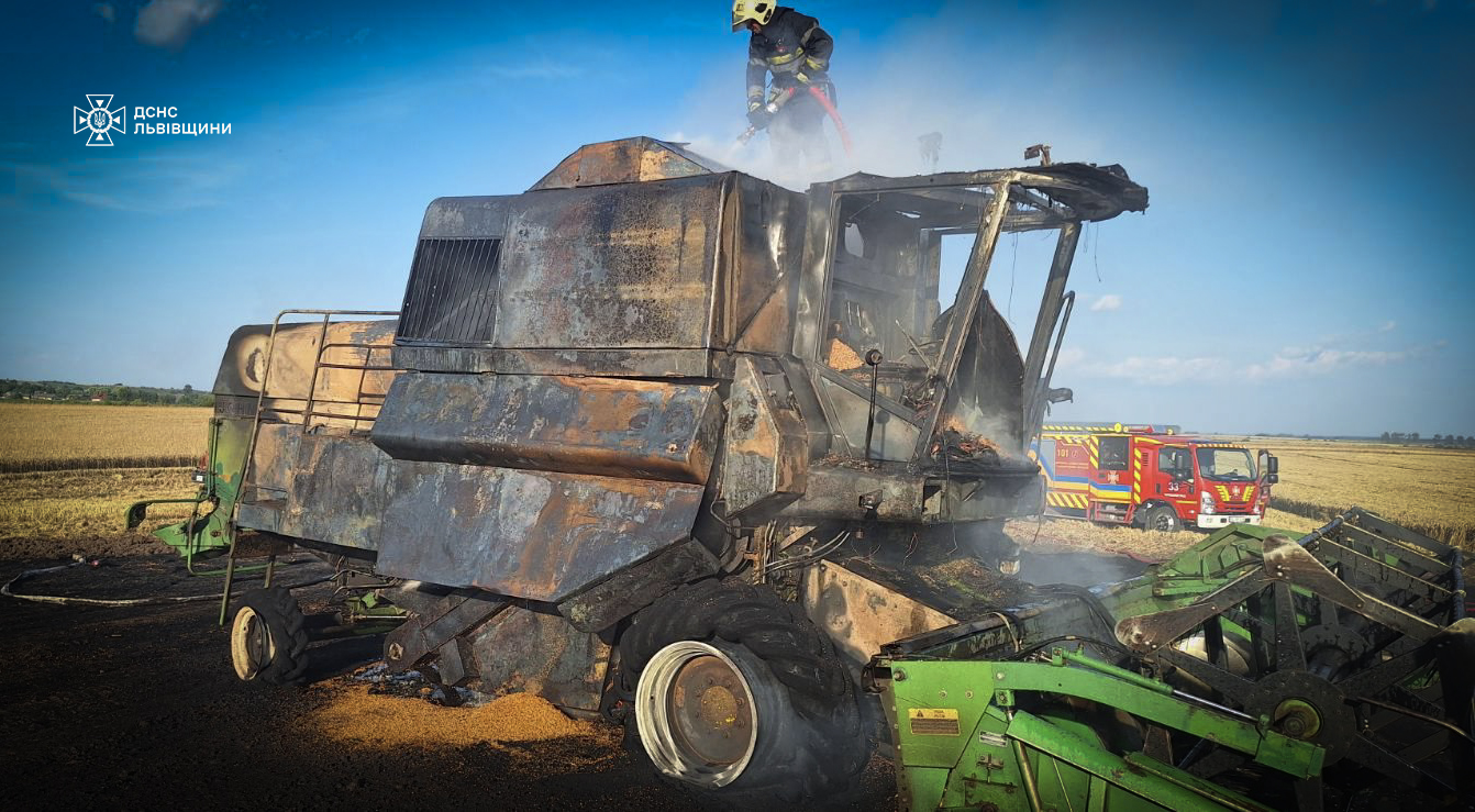 В селі на Червоноградщині двічі за день горіли комбайни
