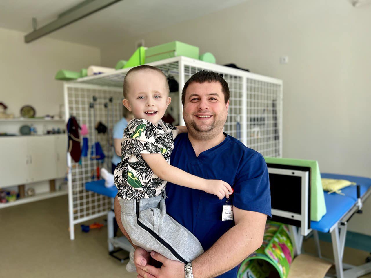 У львівському Охматдиті допомогли хлопчику з Дрогобиччини, який від народження мав укорочення стегна