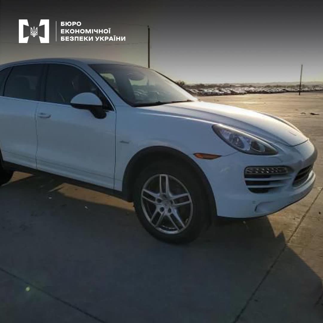 Вивозили елітні автомобілі під виглядом гуманітарної допомоги: на Львівщині викрили злочинну групу