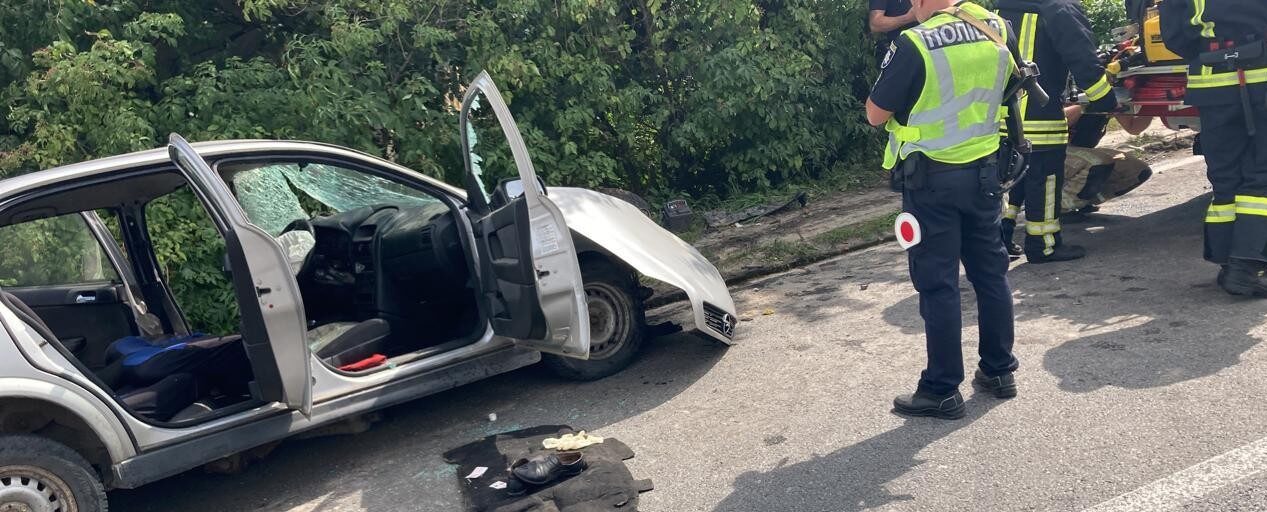 Водія госпіталізували у важкому стані: у Львівському районі зіткнулися легковик і вантажівка (ВІДЕО)