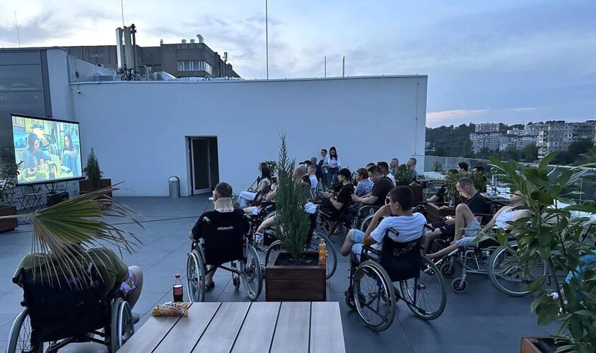 На терасі центру UNBROKEN стартували кінопокази для Захисників