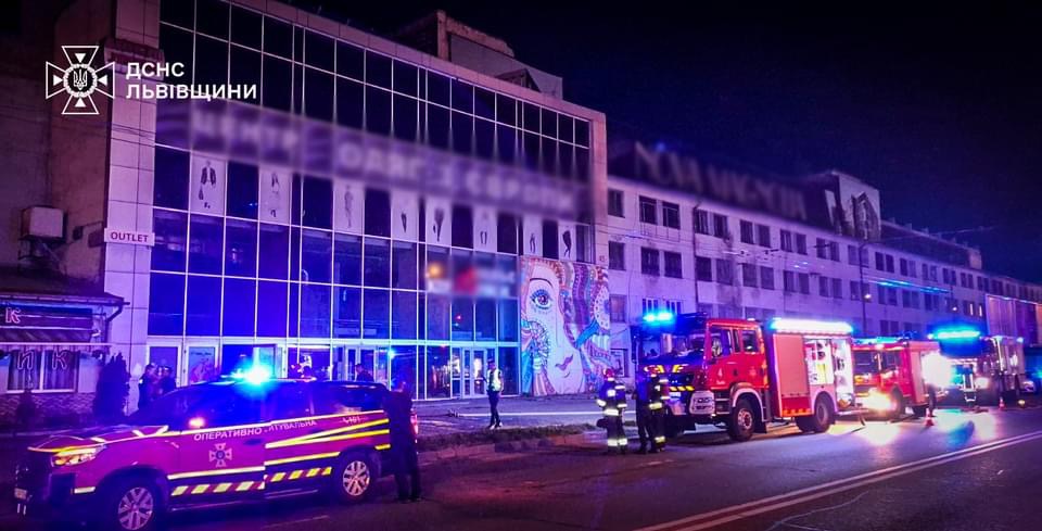 35 рятувальників гасили пожежу на території ЛАЗу у Львові