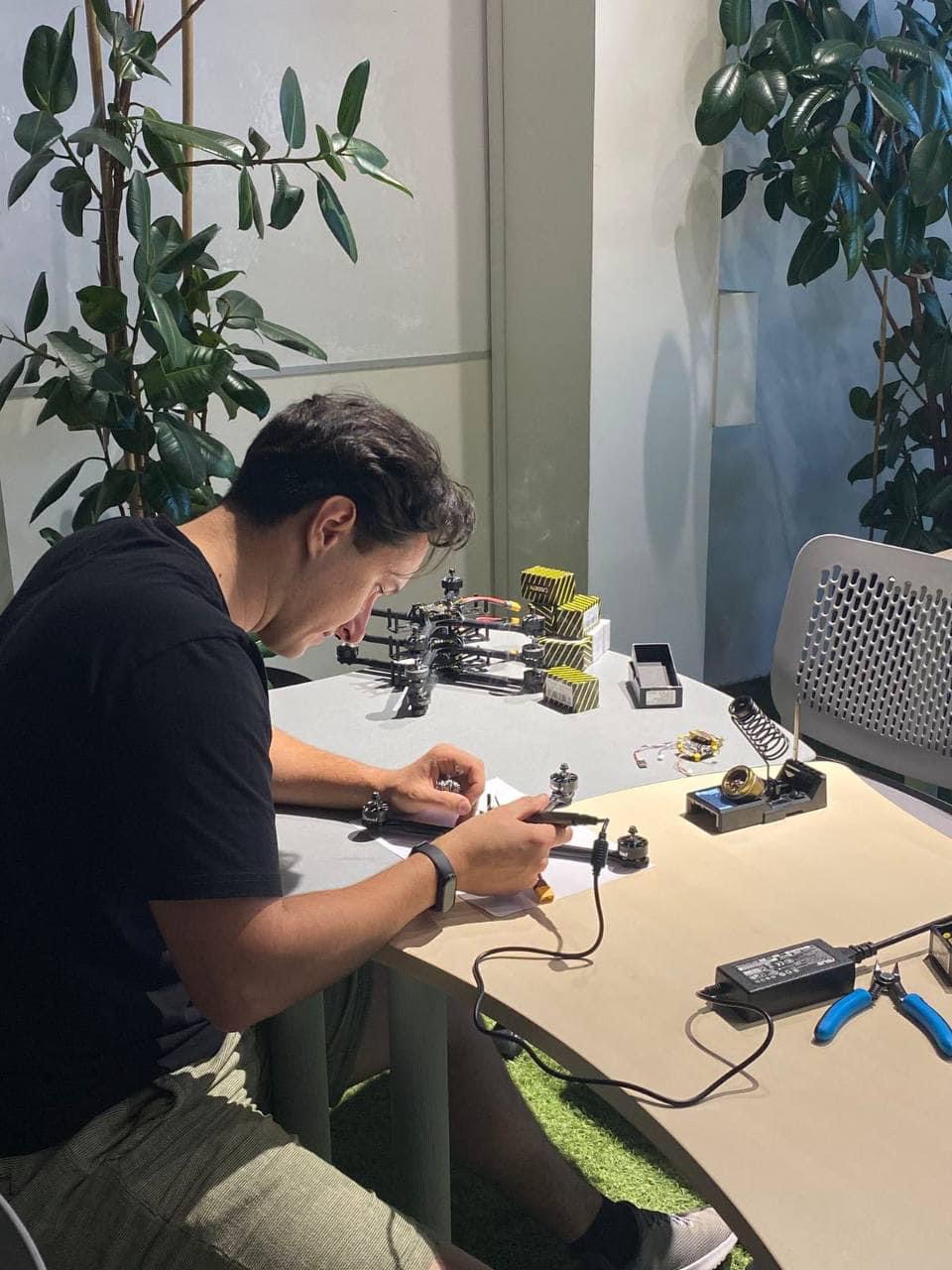 Мешканець Яворівщини впродовж півріччя самостійно виготовляє дрони для ЗСУ