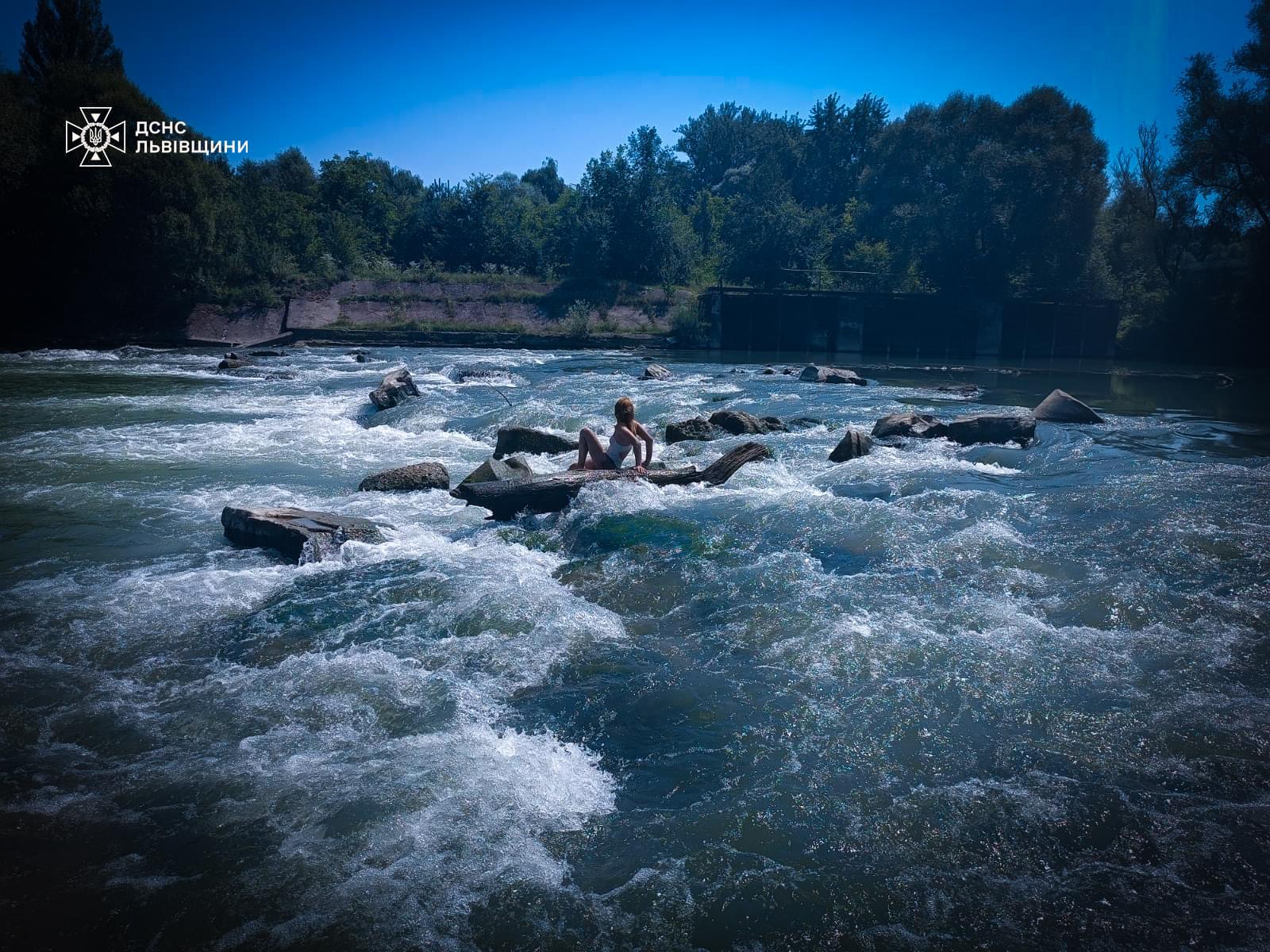 У Жидачеві рятувальники допомогли 35-річній жінці, яка застрягла посеред річки Стрий