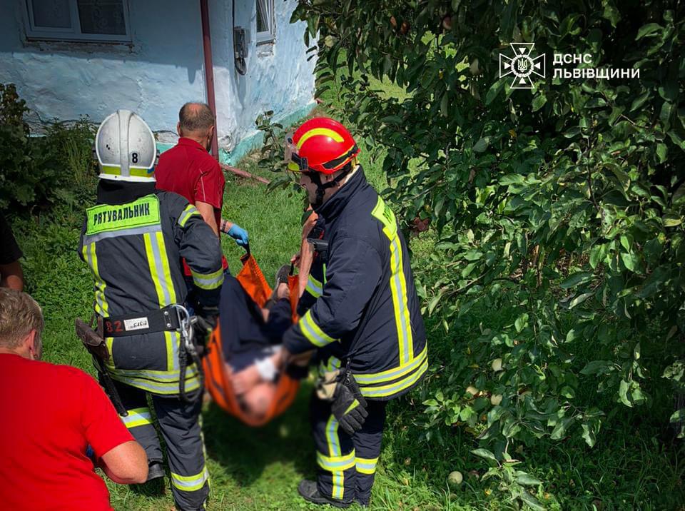 На Стрийщині рятувальники допомогли чоловікові, який проштрикнув ногу металевим парканом