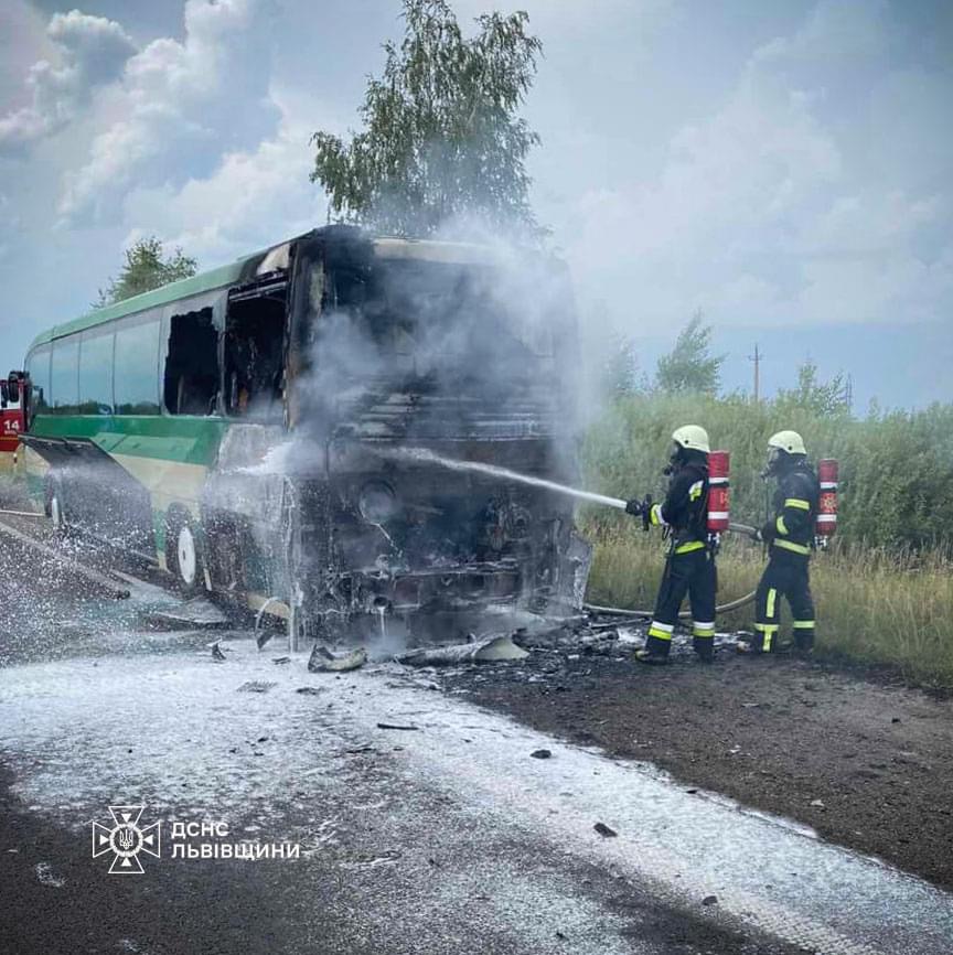В Золочівському районі загорівся автобус, в якому перебували діти: деталі