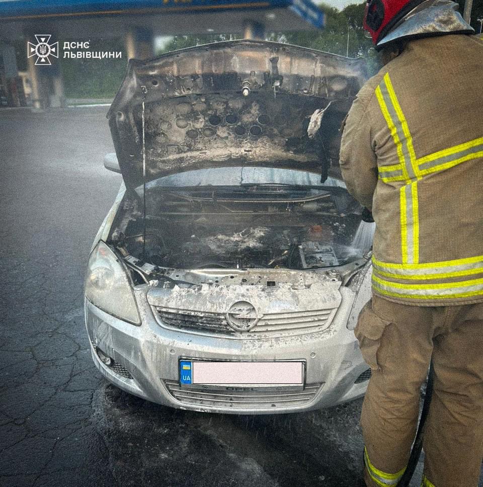 У Львівському районі в автомобілі «Opel Zаfira» під час руху згорів мотор