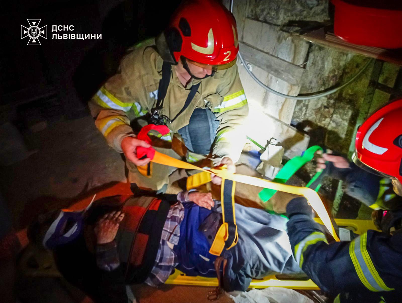 Рятувальники у Львові витягли з триметрового підвалу 81-річного дідуся: чоловік у важкому стані