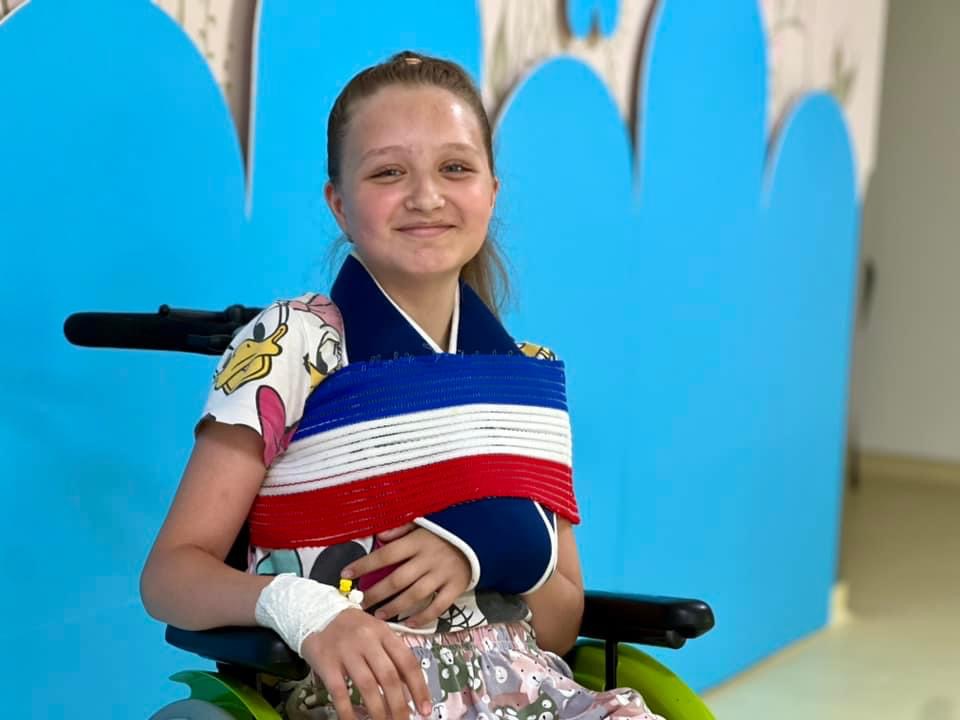 Перелетіла через гойдалку і отримала травми як після ДТП: львівські лікарі врятували 11-річну дівчинку