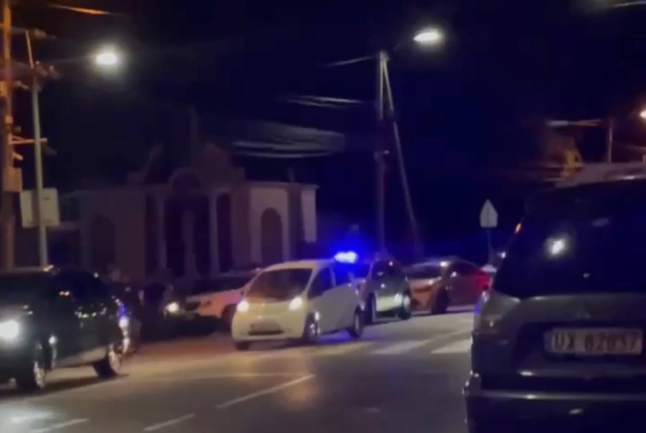 На тютюновій фабриці у Винниках напали на поліцейських і детективів БЕБ (ВІДЕО)