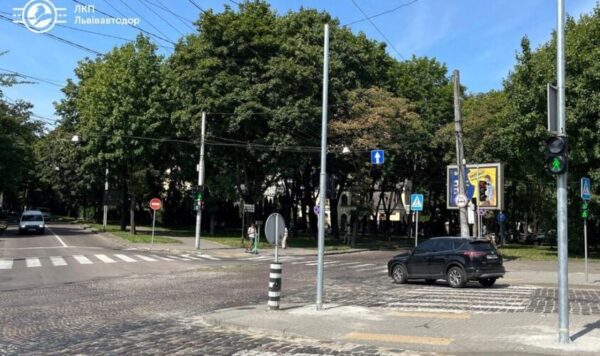 На перехресті вулиць Левицького – Мечникова встановили нові пішохідні світлофори
