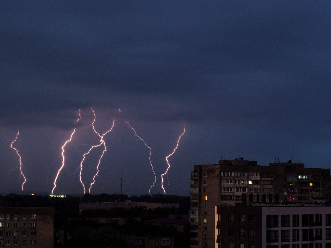 Наслідки негоди: будинки без світла і зміна руху громадського транспорту (ВІДЕО) (ОНОВЛЮЄТЬСЯ)